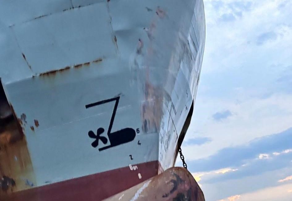 Balıkesir’in Marmara Adası açıklarında, yata çarptığı düşünülen kuru yük gemisinin