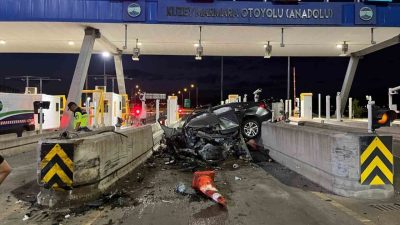 Kuzey Marmara Otoyolu gişelerinde beton bariyere çarpan otomobil hurdaya döndü.