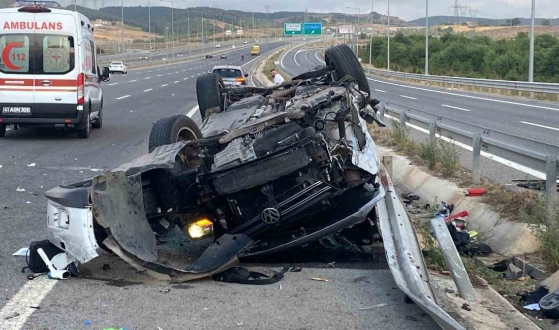 Kuzey Marmara Otoyolu’nun Kocaeli geçişinde otomobilin yön tabelasına çarpması sonucu