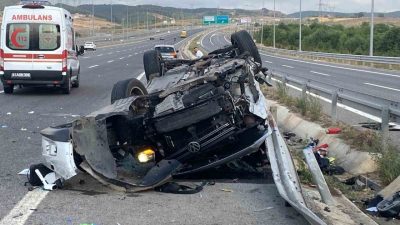 Kuzey Marmara Otoyolu’nun Kocaeli geçişinde otomobilin yön tabelasına çarpması sonucu
