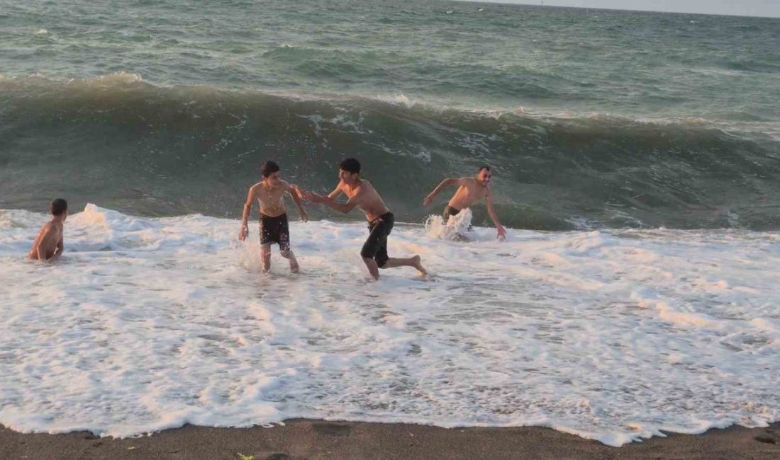 Mardin’den Düzce’ye gelen Atılmış ailesi, Karadeniz’in hırçın dalgalarına aldırmadan Akçakoca’da