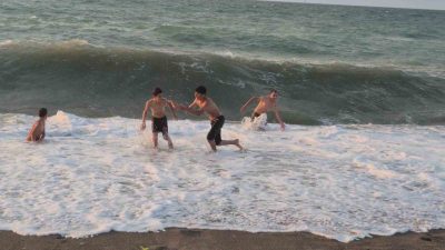 Mardin’den Düzce’ye gelen Atılmış ailesi, Karadeniz’in hırçın dalgalarına aldırmadan Akçakoca’da