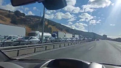 Kocaeli TEM Otoyolu’nda mıcır yüklü tırın devrilmesiyle İstanbul istikameti trafiğe