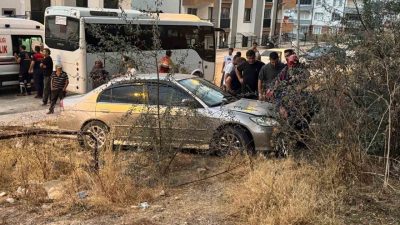 Bilecik’te minibüsle çarpışan otomobilin kontrolden çıkıp çarpıştığı yaya kaldırımındaki vatandaş