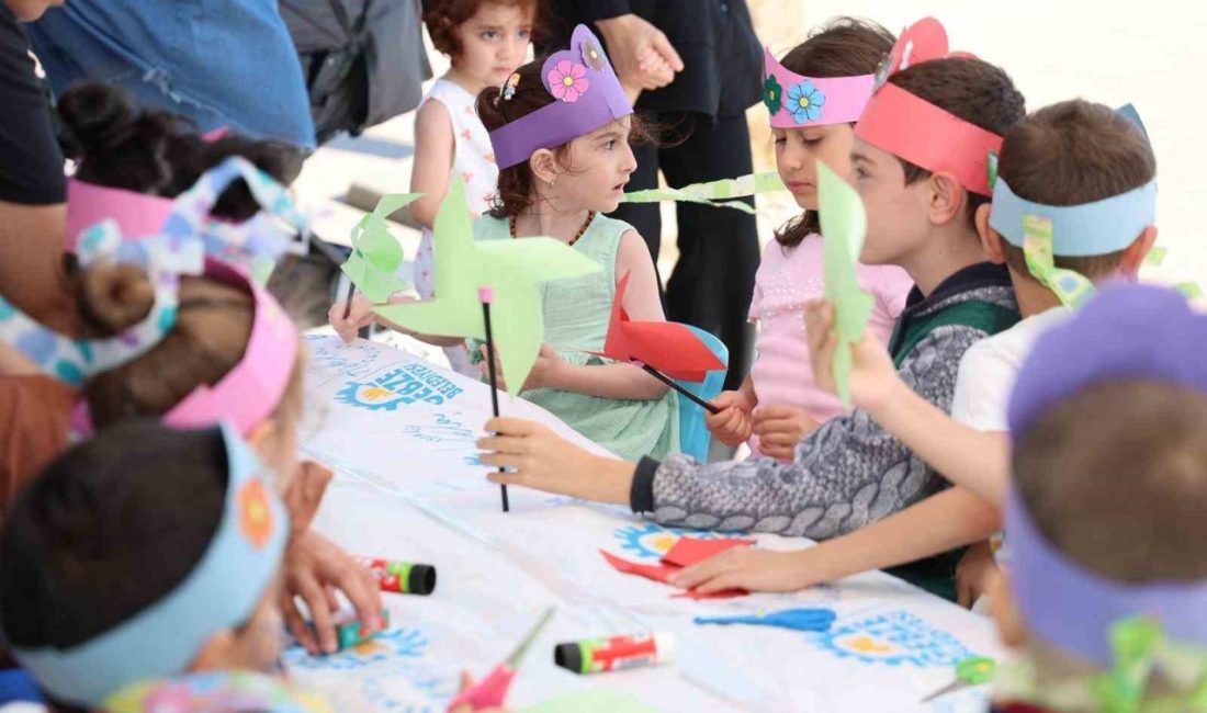 Minikler atölye keyfini çıkardı Gebze Belediye Başkanı Zinnur Büyükgöz, miniklerin atölyelerine ortak olup, yanlarında
