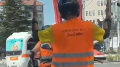 Bilecik’te bir motosiklet sürücüsünün arkasındaki otomobilden çalan müzik eşliğinde dans