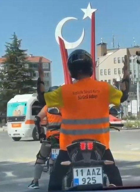 Motosiklet sürücüsünün müzik eşliğinde dans ettiği renkli anlar kamerada Bilecik’te bir motosiklet sürücüsünün arkasındaki otomobilden çalan müzik eşliğinde dans