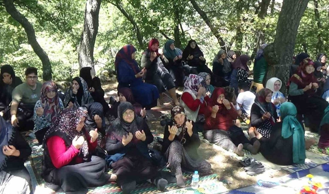 Bolu’nun Mudurnu ilçesinde Çevreli köyünün geleneksel Hacet Bayramı’na yüzlerce vatandaş