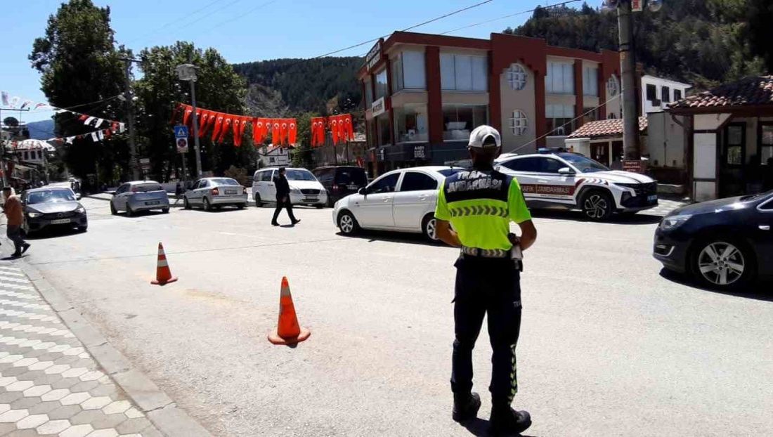 Mudurnu’da trafik denetimleri jandarmaya emanet Bolu’nun Mudurnu ilçesinde trafik denetimleri 1 aylığına jandarma ekiplerine devredildi.