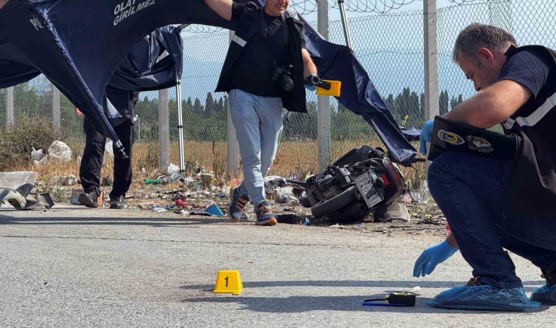 Sakarya’nın Adapazarı ilçesinde hafif ticari araç ile motosikletin çarpıştığı kazada