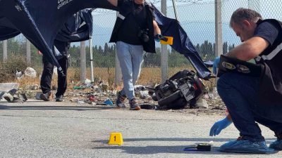 Sakarya’nın Adapazarı ilçesinde hafif ticari araç ile motosikletin çarpıştığı kazada