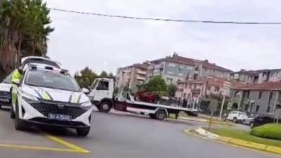 Sakarya’nın Erenler ilçesinde dönel kavşak içinde otomobil ile çarpışan motokurye