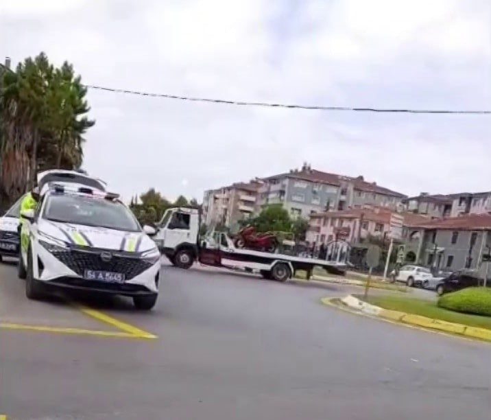 Sakarya’nın Erenler ilçesinde dönel kavşak içinde otomobil ile çarpışan motokurye