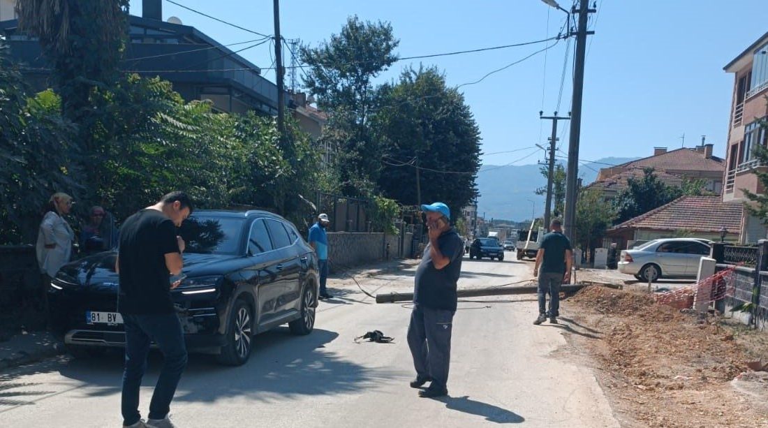 Otomobilin üzerine telefon direği devrildi Düzce’de ahşap telefon direği seyir halindeki aracın üzerine devrildi. İçinde