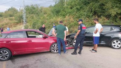 Kocaeli’nin Karamürsel ilçesinde 2 otomobilin çarpışması neticesinde 4 kişi yaralandı.