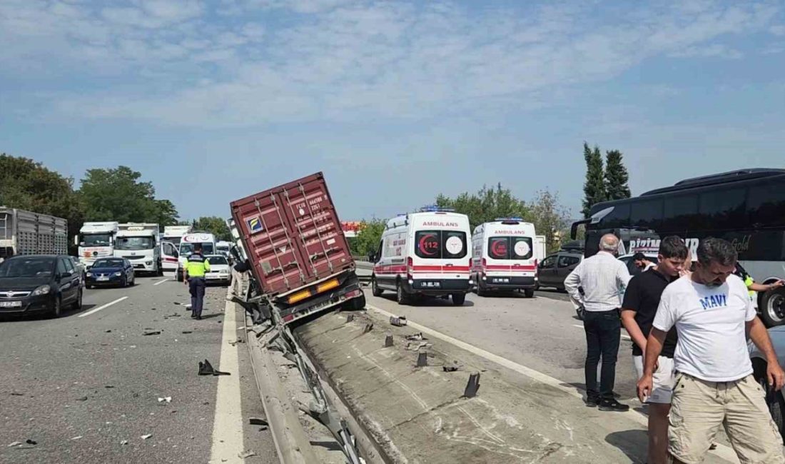 Otoyolda tırın yerinden söktüğü bariyer parçaları yola savruldu Anadolu Otoyolu Sakarya geçişinde sürücüsünün kontrolünden çıkan tırın çarptığı bariyerler