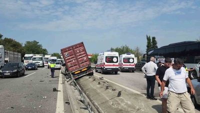 Anadolu Otoyolu Sakarya geçişinde sürücüsünün kontrolünden çıkan tırın çarptığı bariyerler