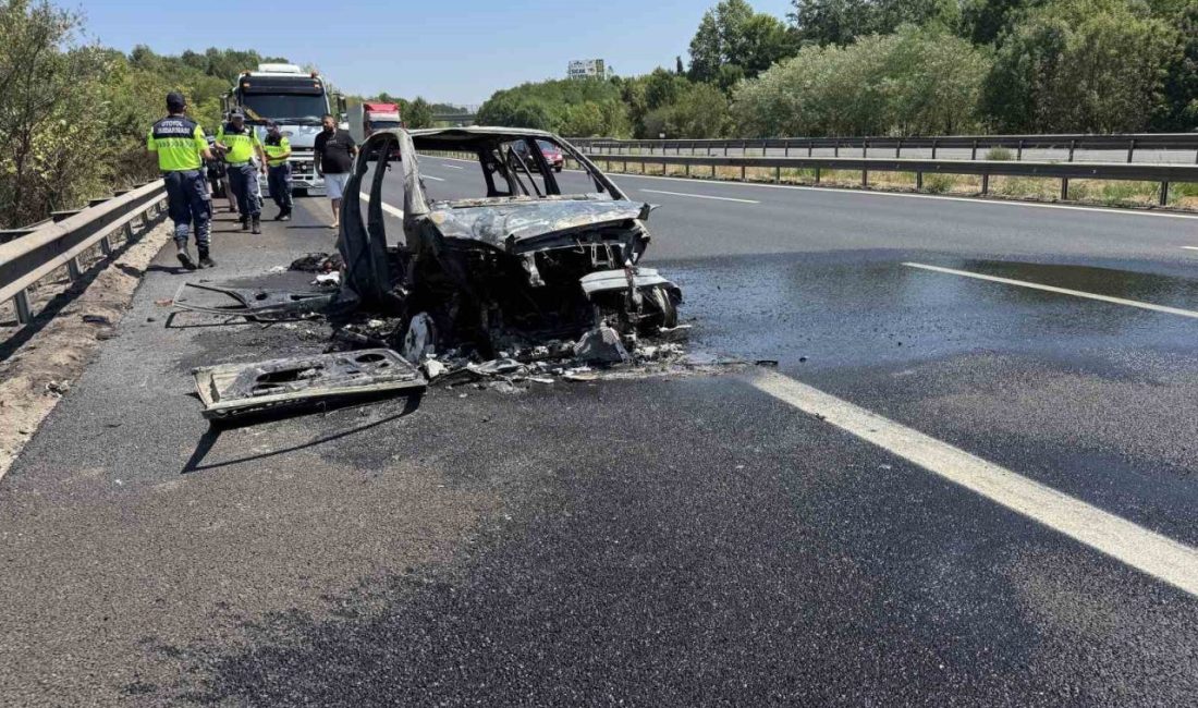 Otoyolda yabancı plakalı otomobil alev alev yandı, geriye demir yığınları kaldı Anadolu Otoyolu Sakarya geçişinde seyir halindeyken alev alev yanan yabancı