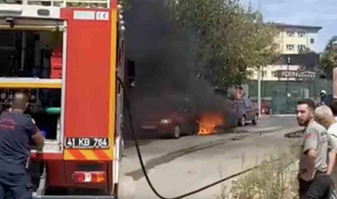 Park halindeki iki otomobil alev alev yandı Kocaeli’nin Gebze ilçesinde park halindeki iki otomobilde çıkan yangın itfaiye