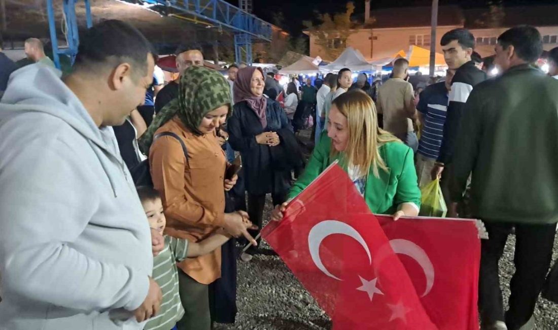 Pazaryeri’nde 30 Ağustos Coşkusu: 5 bin kişiye Türk Bayrağı dağıtıldı Bilecik’in Pazaryeri ilçesinde 30 Ağustos Zafer Bayramı büyük bir coşkuyla