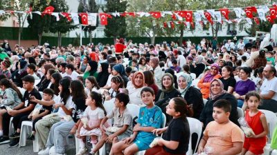 Gebze’de yaz akşamlarını renklendiren ve sokağı adeta açık hava sinema