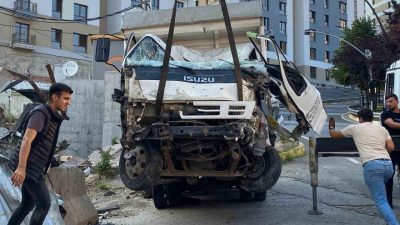 Kocaeli’nin İzmit ilçesinde rampadan inen kamyonet, kontrolden çıkarak beton bariyerlere