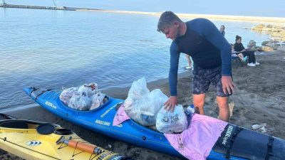 Kastamonu’nun İnebolu ilçesinde bir sporcu, sahile atılan çöpleri tek tek
