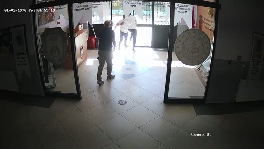 Sahte beyan ile işlem yapmak isteyen veli okul idaresine bıçakla saldırdı Kocaeli’nin Darıca ilçesinde sahte adres beyan ederek oğlunu okula kayıt