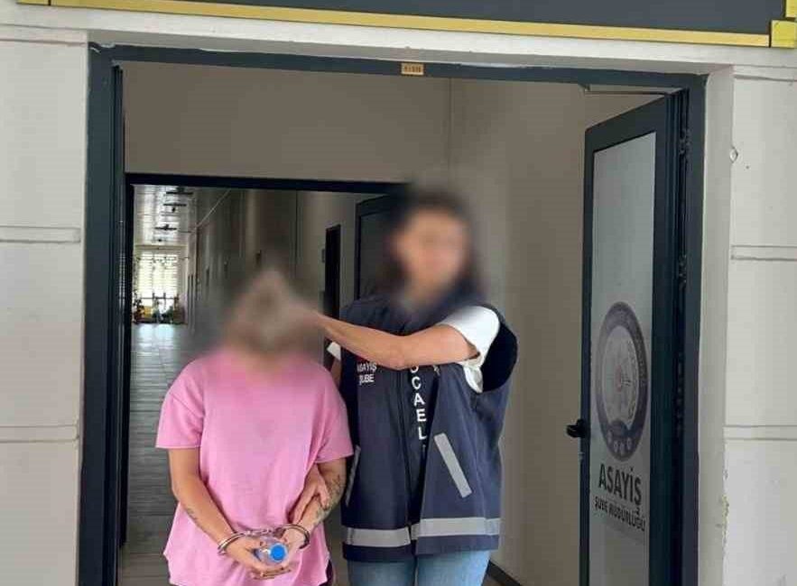 Sahte kamu görevlisi oyununu polis bozdu Kocaeli’de kamu görevlisi gibi davranan şahıs, dava dosyalarını çözeceğini söyleyerek