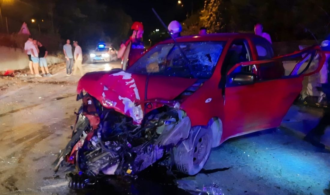 Sakarya’da duvara çarpan otomobil hurdaya döndü: 2 yaralı Sakarya’nın Sapanca ilçesinde sürücüsünün kontrolünden çıkan otomobil duvara çarptı. Otomobilin