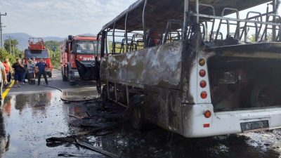 Sakarya’nın Karapürçek ilçesinde seyir halindeki işçi servisi alev topuna döndü.