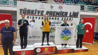Diyarbakır’da düzenlenen Türkiye Karate Premier League’in 5. etabında Sakarya Büyükşehirli