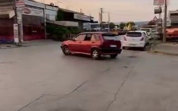 Sakarya’nın Adapazarı ilçesinde sanayi sitesi içinde drift yapan otomobil sürücüsüne