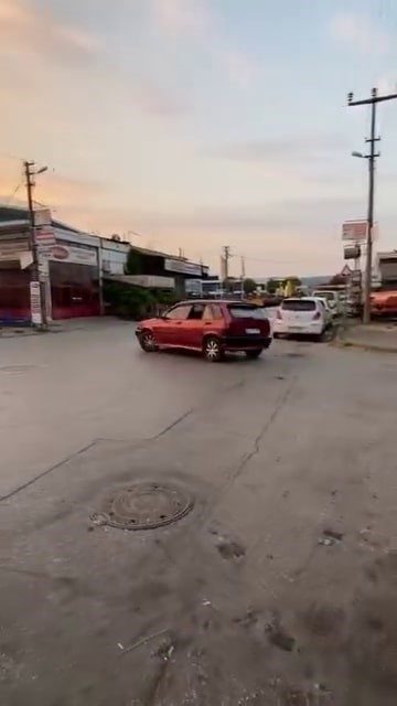 Sakarya’nın Adapazarı ilçesinde sanayi sitesi içinde drift yapan otomobil sürücüsüne