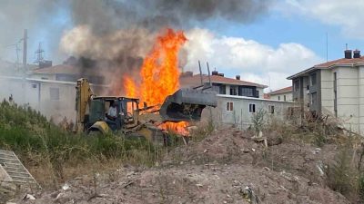 Kocaeli’nin Derince ilçesinde bir şantiyede çıkan yangın, itfaiye ekiplerince büyümeden