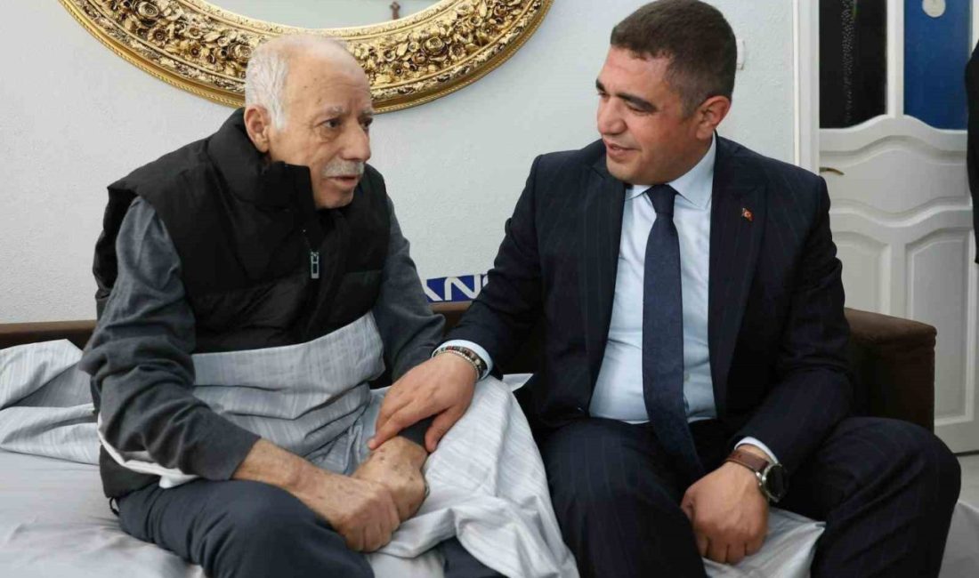 Şehit babasına geçmiş olsun ziyareti DÜZCE(İHA) – Düzce Valisi Selçuk Aslan, bir süredir tedavi gören