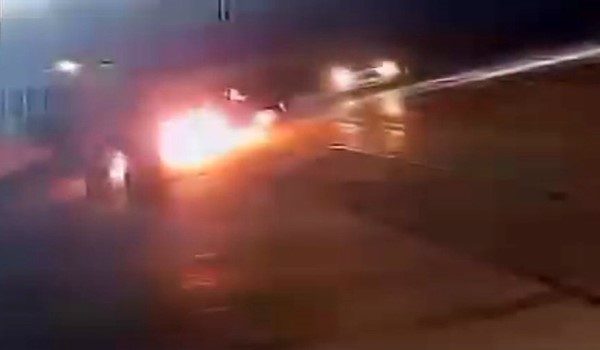 Seyir halindeki otomobil alevlere teslim oldu: O anlar kamerada Kocaeli’nin Başiskele ilçesinde seyir halindeki otomobil alev aldı. O anlar,