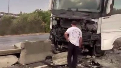 Kocaeli D-100 Karayolu’nda seyir halinde olan tır, sürücüsünün kontrolünden çıkarak