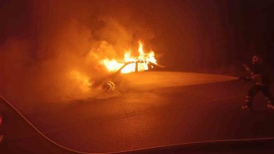 Bilecik’te seyir halindeki bir otomobilde çıkan yangın, itfaiye ekiplerince söndürülürken,