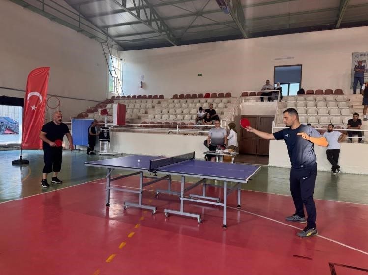Söğüt’te raketler konuştu Bilecik’in Söğüt ilçesinde düzenlenen Masa Tenisi Turnuvası, kıyasıya mücadelelere sahne