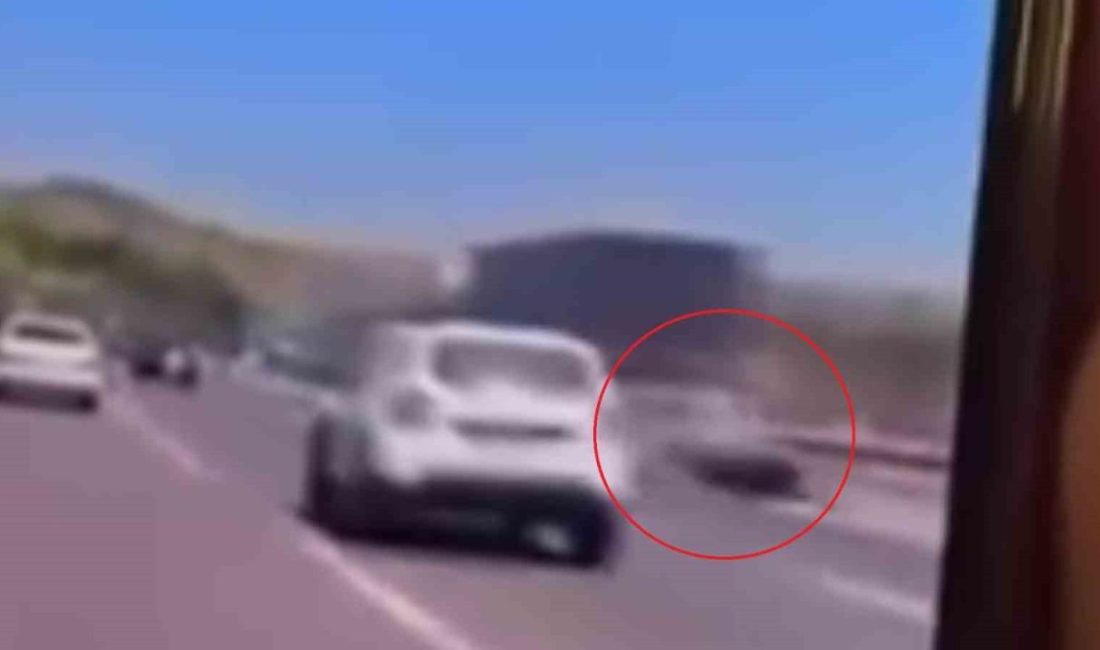 Sosyal medya fenomeninin ölümüne yol açan kazanın görüntüsü ortaya çıktı Kocaeli’de motosikletiyle kamyona çarparak hayatını kaybeden sosyal medya fenomeni Deniz