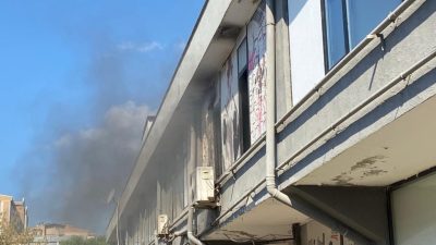 Kocaeli’nin İzmit içesinde spor salonunda klimadan çıkan yangın paniğe neden