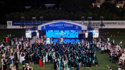 SUBÜ 2024-2025 Akademik Yılı Mezuniyet Töreni coşkuyla kutlandı. Mezunlara seslenen