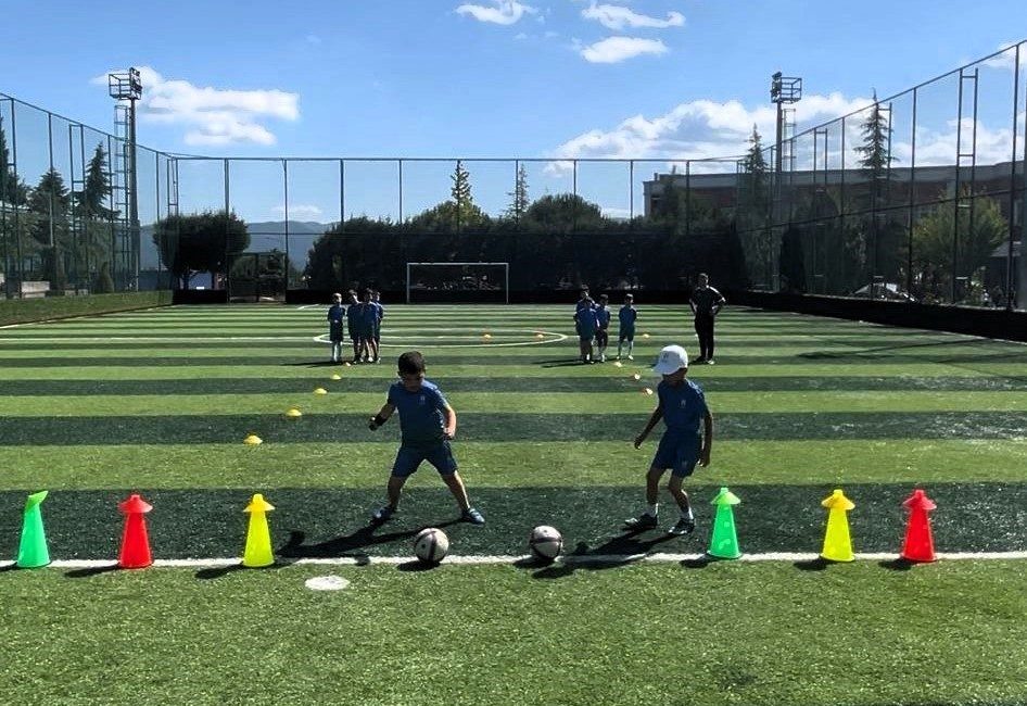 SUBÜ ESBAM koordinatörlüğünde yürütülen SUBÜ Yaz Spor Okulları devam ediyor.