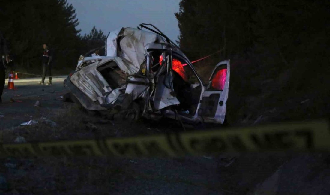 Takla atan hafif ticari araç otomobille çarpıştı: 2 ölü, 5 ağır yaralı Kastamonu’nun Ağlı ilçesinde yoldan çıkarak takla atan hafif ticari araç,