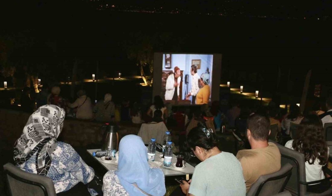 Tarihi kalede “Neşeli Günler” Körfez’de düzenlenen “Açık Hava Sinema Geceleri” etkinliğinde Neşeli Günler filmi,