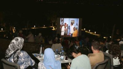 Körfez’de düzenlenen “Açık Hava Sinema Geceleri” etkinliğinde Neşeli Günler filmi,