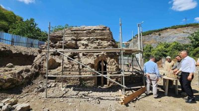 Gölcük’te bulunan ve Osmanlı döneminden günümüze ulaşan hamamın restorasyon çalışmaları