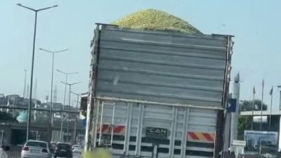 Sakarya’da kasasındaki yükü kapatmadan trafiğe çıkan kamyonda yüklü olan malzemeler
