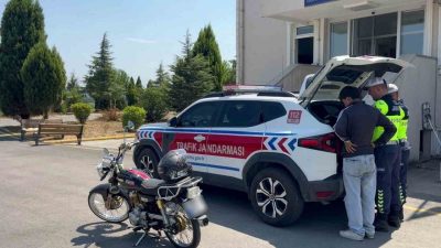 Sakarya’da motosikletiyle D-650 karayolunda adeta ölümle dans eden 18 yaşındaki
